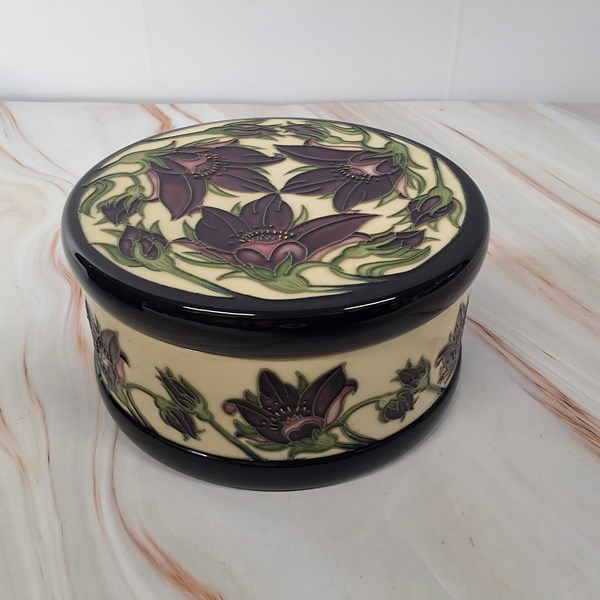 Lot 1149 - MOORCROFT LIDDED BOX