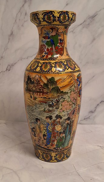 Lot 1138 - JAPANESE VASE