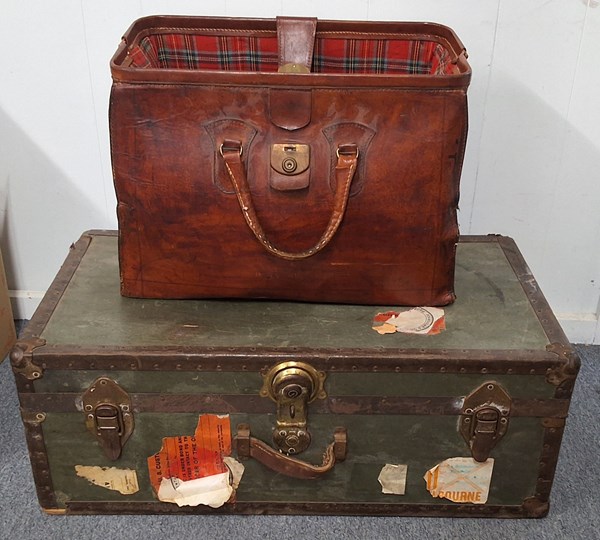 Lot 1355 - TRUNK & BAG