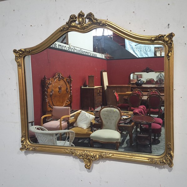 Lot 261 - WALL MIRROR