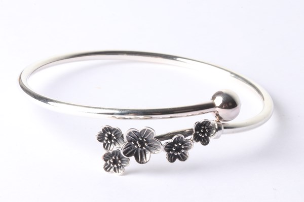 Lot 1020 - SILVER BANGLE