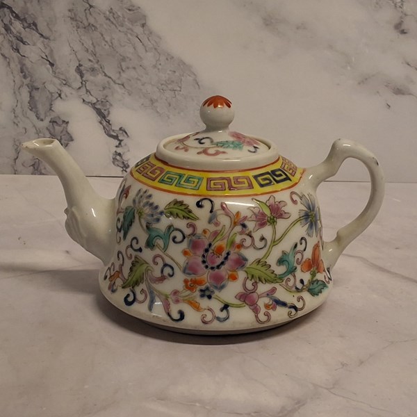 Lot 1043 - CHINESE TEAPOT