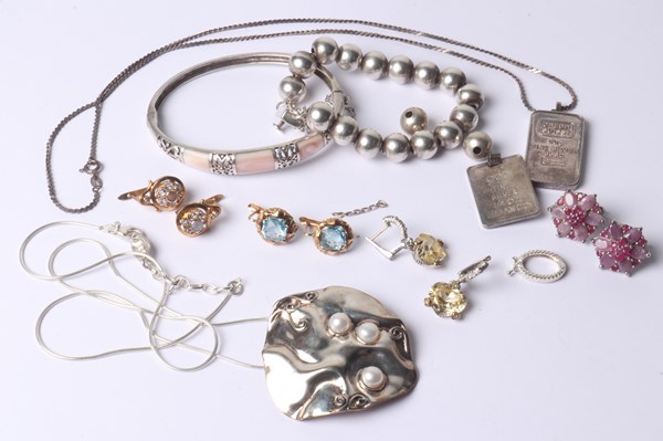 Lot 1038 - SELECTION OF JEWELLERY