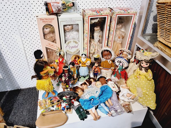 Lot 1243 - A COLLECTION OF DOLLS