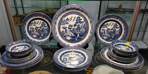 Lot 1435 - BLUE & WHITE DINNERWARE