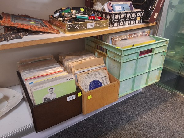 Lot 1300 - VINYL RECORDS