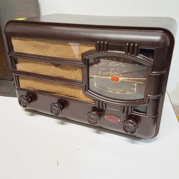 Lot 1389 - BAKELITE RADIO