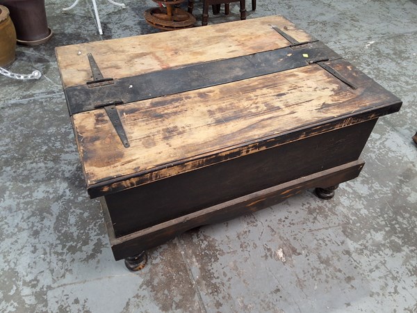 Lot 102 - COFFEE TABLE TRUNK