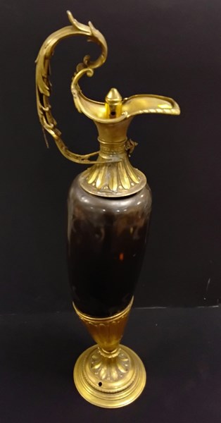 Lot 1433 - URN