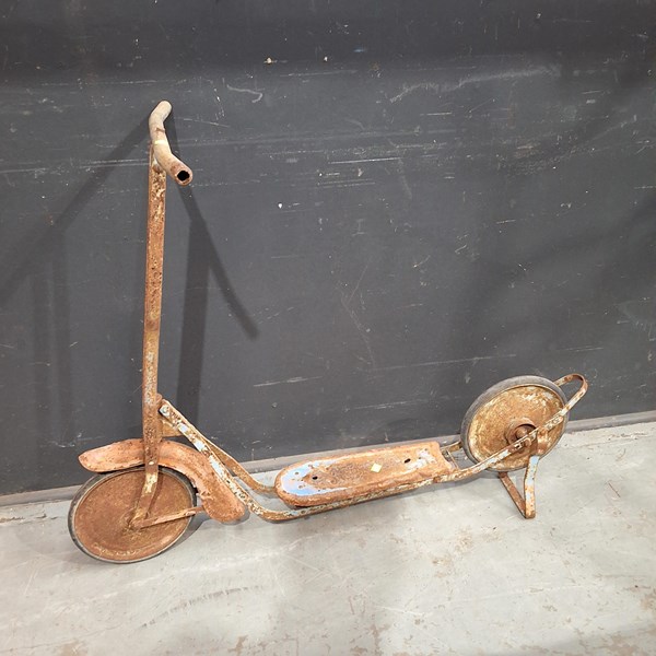 Lot 165 - KIDS SCOOTER