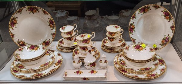 Lot 1185 - ROYAL ALBERT DINNER SERVICE