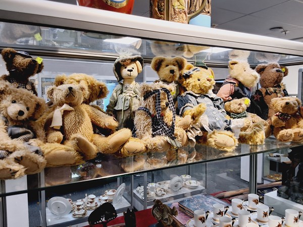 Lot 1326 - A COLLECTION OF BEARS