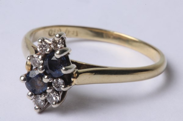 Lot 1025 - GOLD SAPPHIRE RING