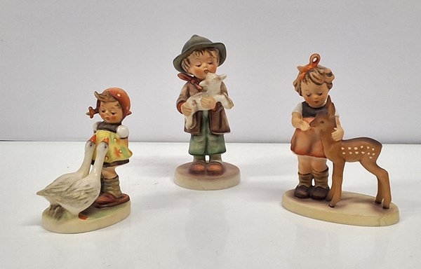 Lot 1351 - GOEBEL HŬMMEL FIGURES