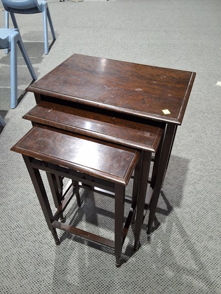 Lot 286 - NEST OF TABLES