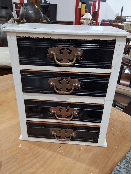 Lot 182 - CHEST OF DRAWERS
