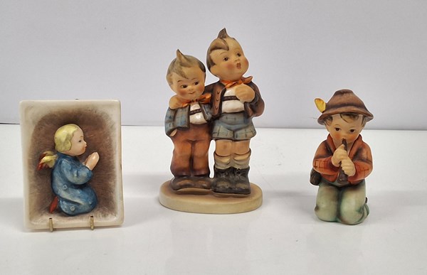 Lot 1304 - GOEBEL HŬMMEL FIGURES