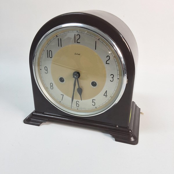 Lot 1299 - BAKELITE MANTEL CLOCK