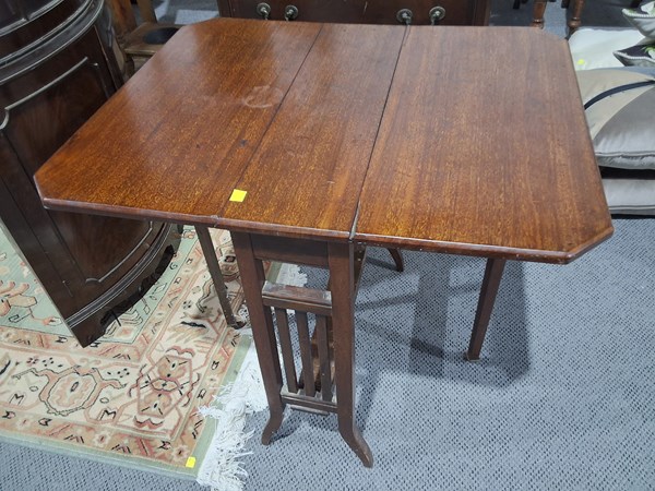 Lot 276 - TABLE