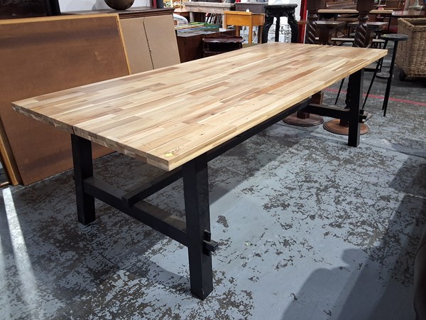 Lot 8 - DINING TABLE