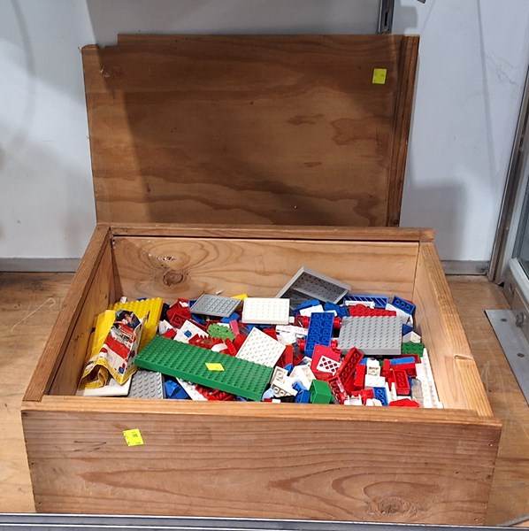 Lot 1372 - A BOX OF LEGO