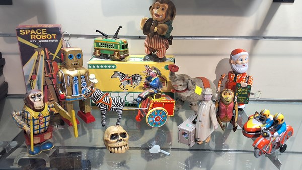 Lot 1219 - TIN TOYS