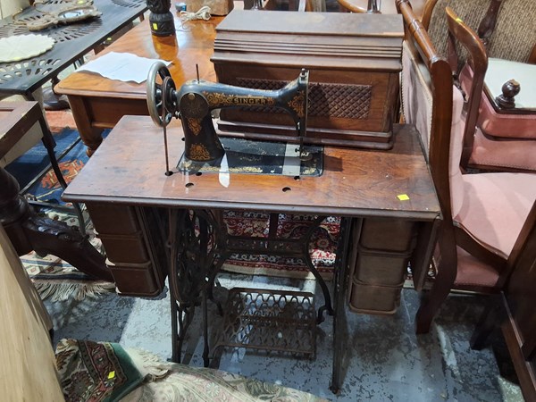 Lot 202 - SEWING MACHINE