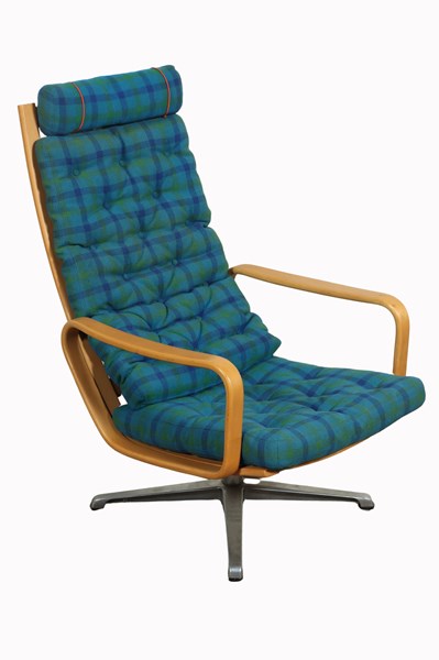 Lot 152 - EASY CHAIR