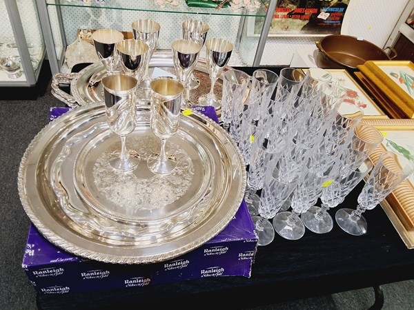 Lot 1276 - GLASS & METALWARE