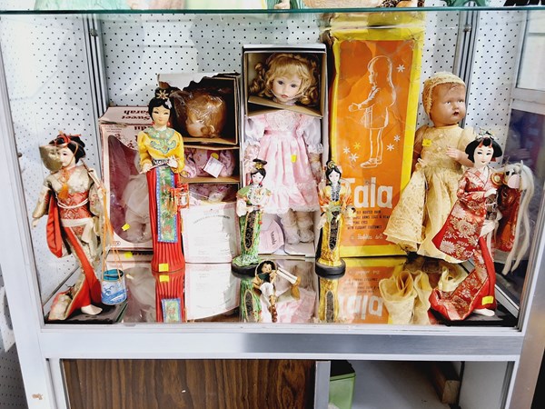 Lot 1279 - A COLLECTION OF DOLLS