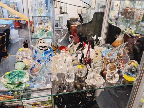 Lot 1404 - GLASS ORNAMENTS