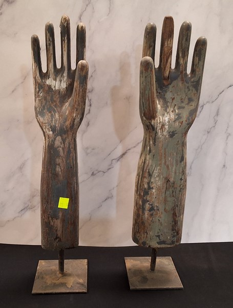 Lot 1326 - GLOVE HANDS