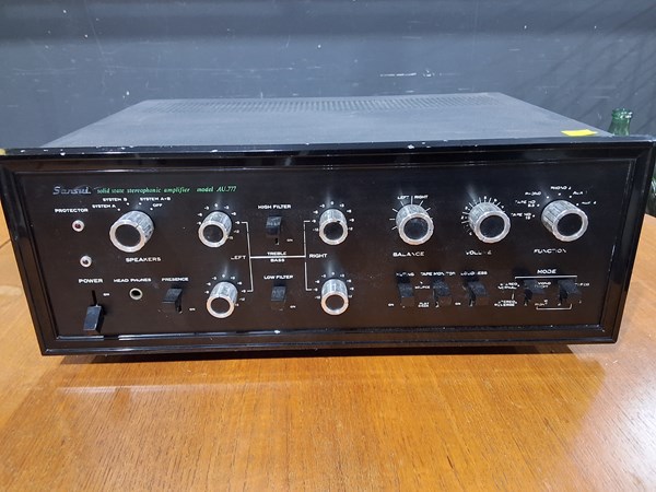 Lot 381 - SANSUI AMPLIFIER