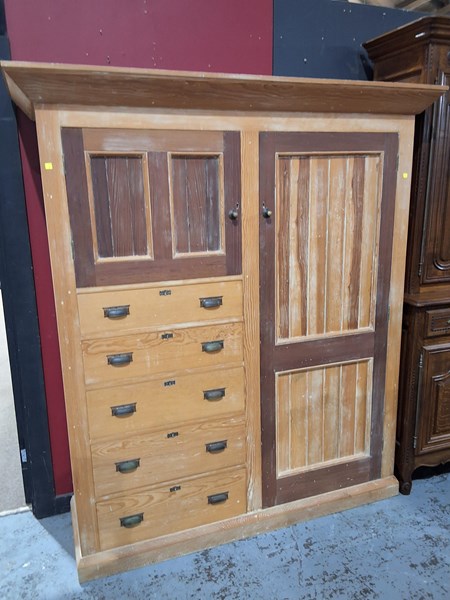 Lot 100 - CUPBOARD