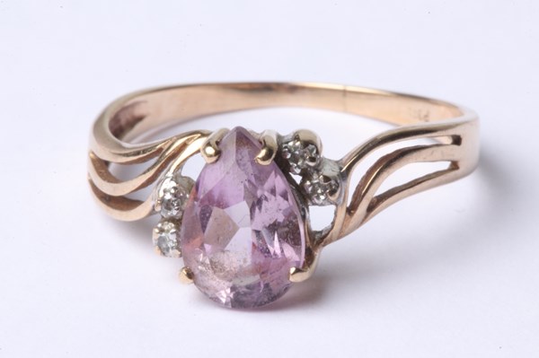 Lot 1018 - GOLD RING