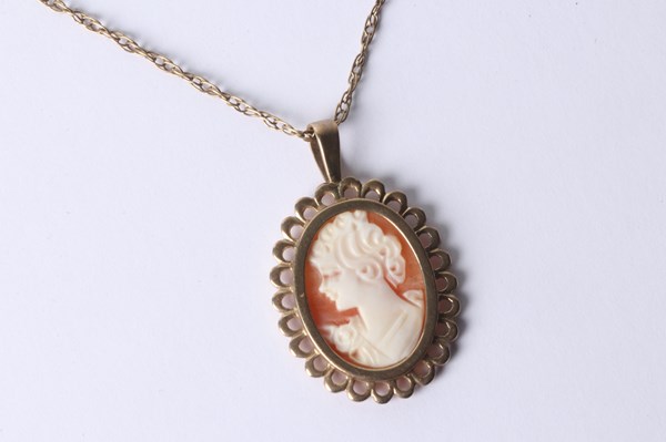 Lot 1016 - GOLD CAMEO NECKLACE