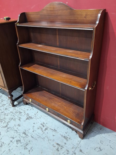 Lot 26 - BOOKSHELF