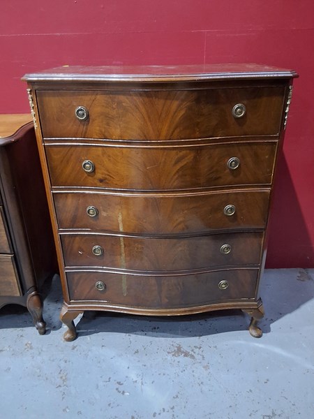 Lot 39 - CHEST OF DRAWERS