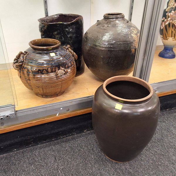 Lot 1306 - POTTERY GROUP