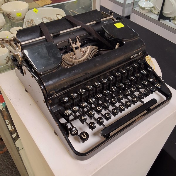 Lot 1252 - TYPEWRITER