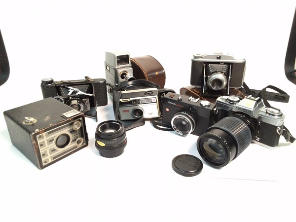 Lot 1186 - CAMERAS