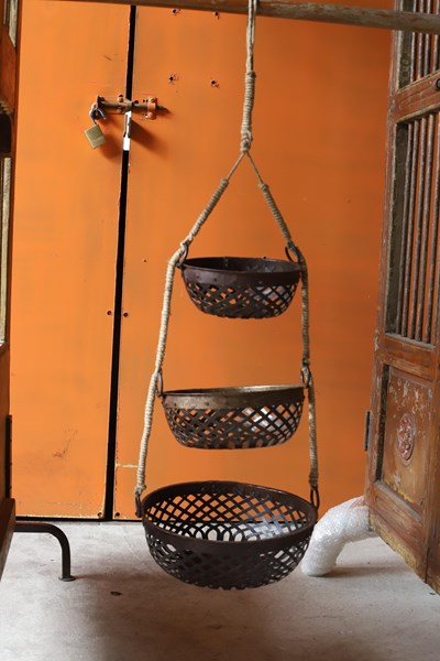 Lot 410 - HANGING BASKET