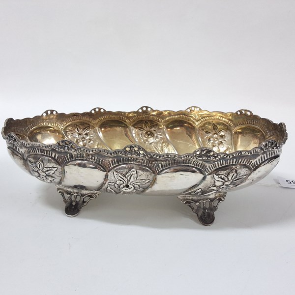 Lot 1055 - SILVER CENTERPIECE