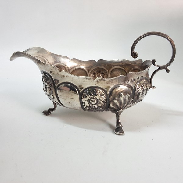 Lot 1056 - SILVER SAUCE JUG