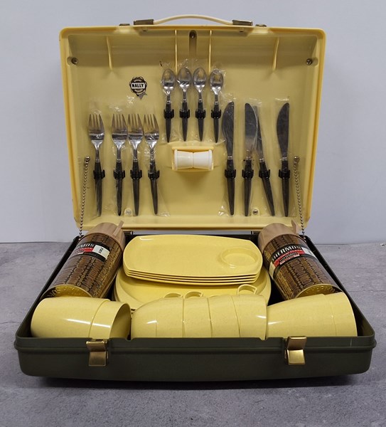 Lot 1441 - NALLY PICNIC SET