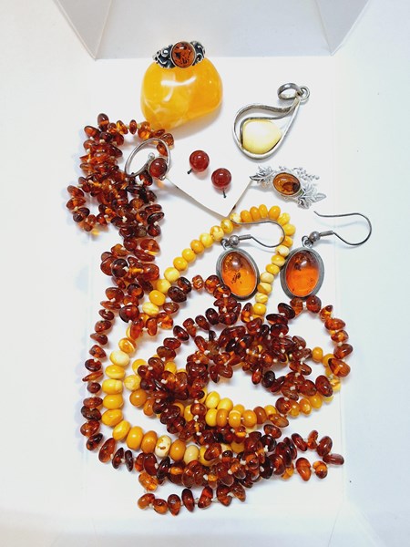 Lot 1046 - AMBER JEWELLERY