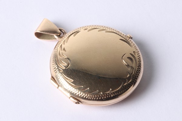 Lot 1019 - GOLD LOCKET