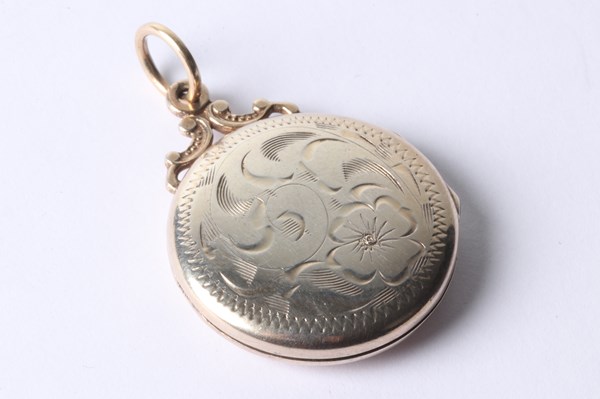 Lot 1027 - SILVER LOCKET