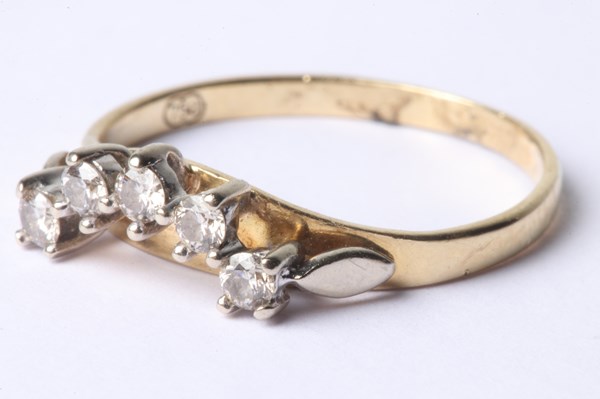 Lot 1004 - GOLD RING