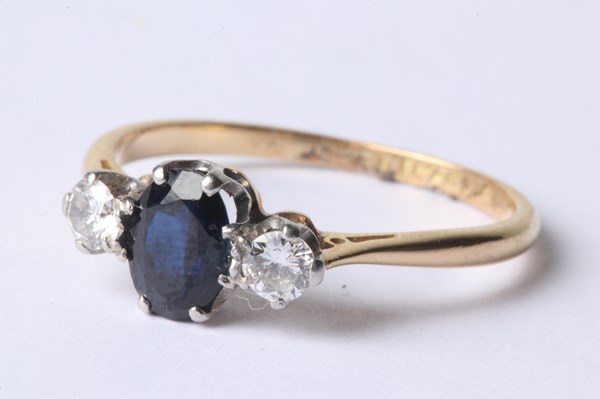 Lot 1021 - GOLD SAPPHIRE DIAMOND RING